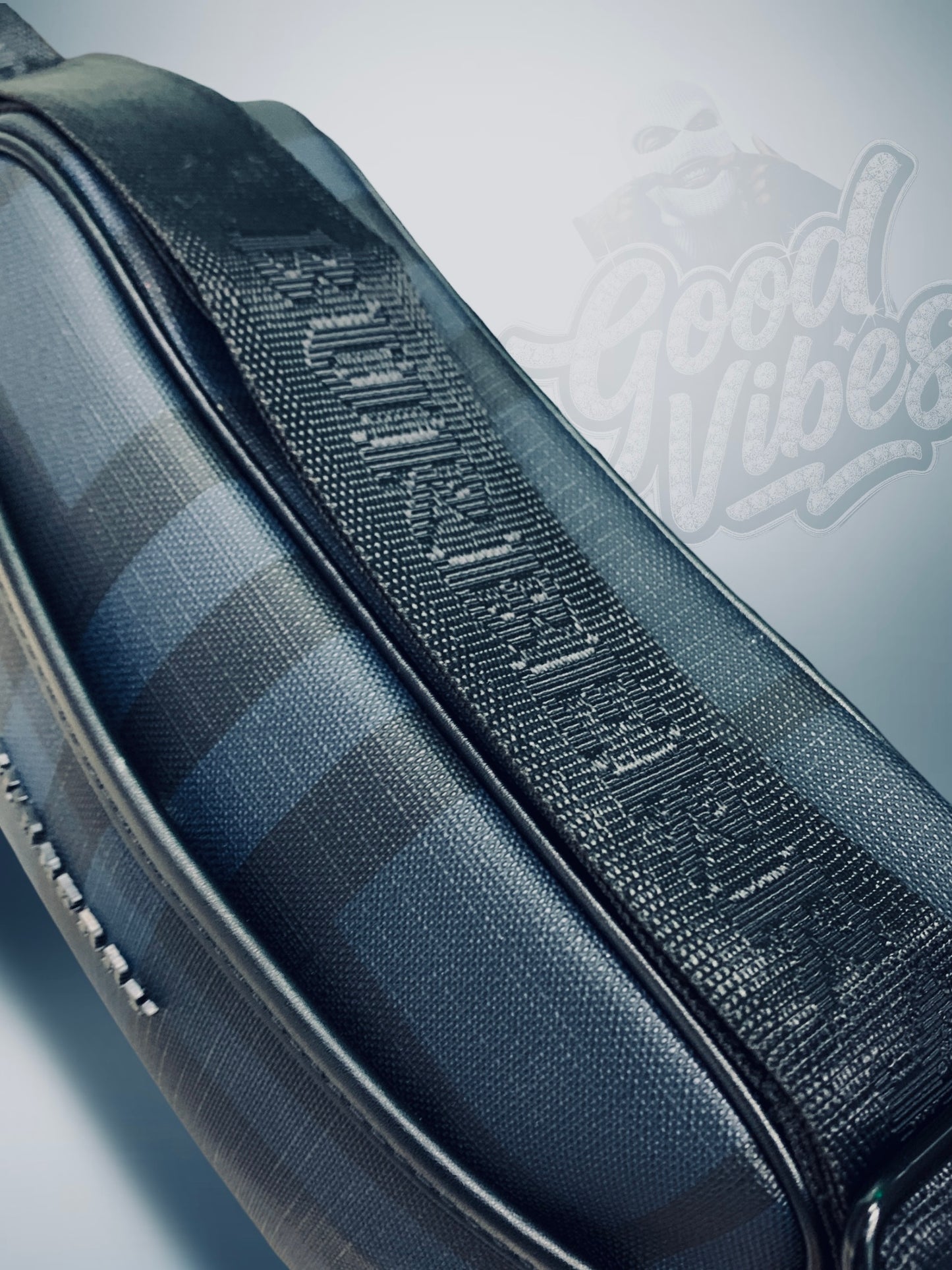 CARRIEL LONDON BURBERRY.