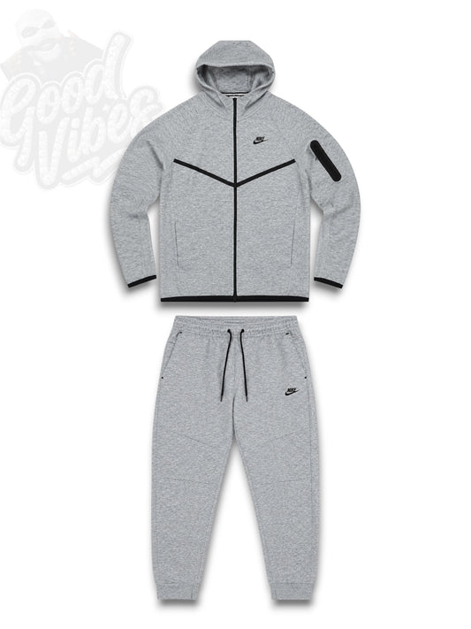 CONJUNTO NIKE TECH.