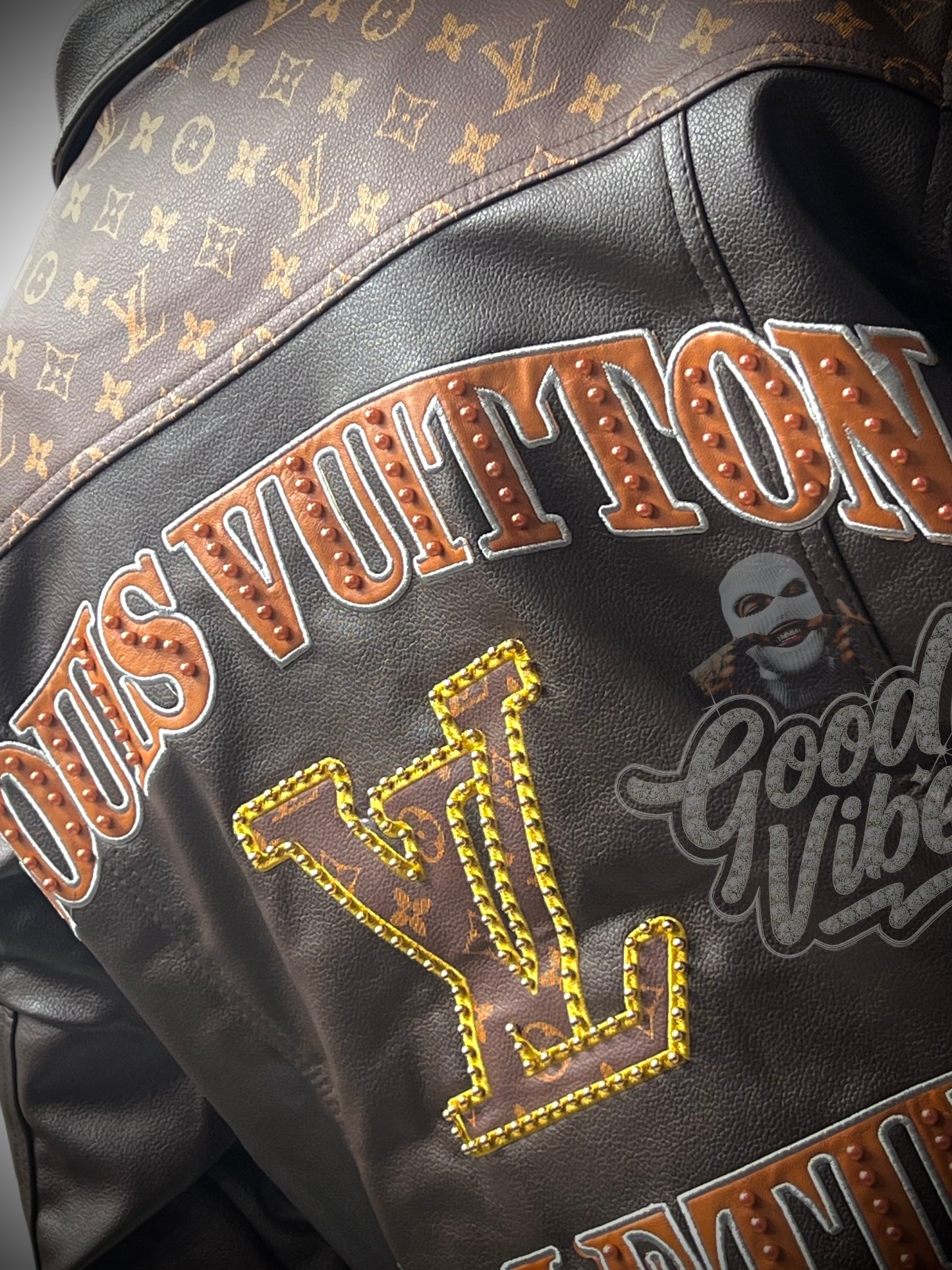 CHAQUETA LOUIS VUITTON EN CUERO EDICIÓN STAR.